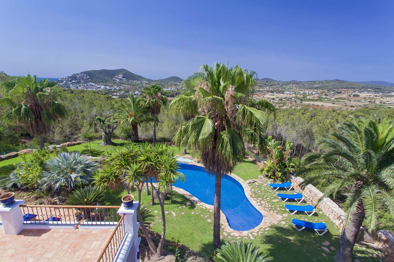 Panoramic photo of the garden of the house of rent in ibiza and of the natural environment that surrounds it